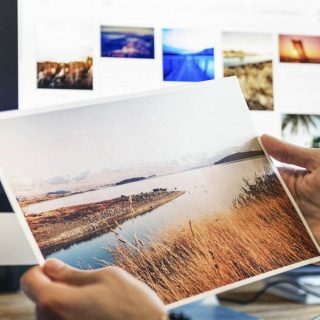 fotografías en tamaño grande entre las manos